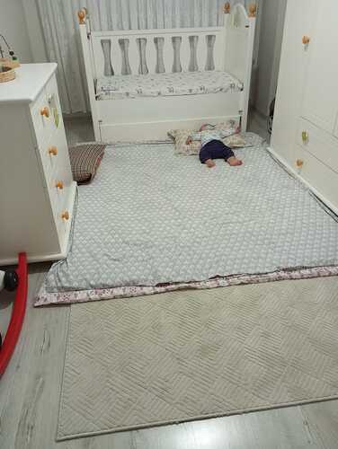 Küçük anne yani beşiği vardı artık sığmıyor ve korkuluklarından sarkitiyordu kendni odasını yaptık ama yatakta uyuyamaz düşer diye suanlik ikimizde böyle odasında yerde uyuyoruz bu büyük alanda bile uykusunda her noktayı geziyor😂 yaşına girince inşallah alisirsa yatağına koycam ve yatak kenarına trendyolda yatak korkuluğu satılıyor onu takicam. Biz ikinci el aldığımız için odayı boylelydi yatak.